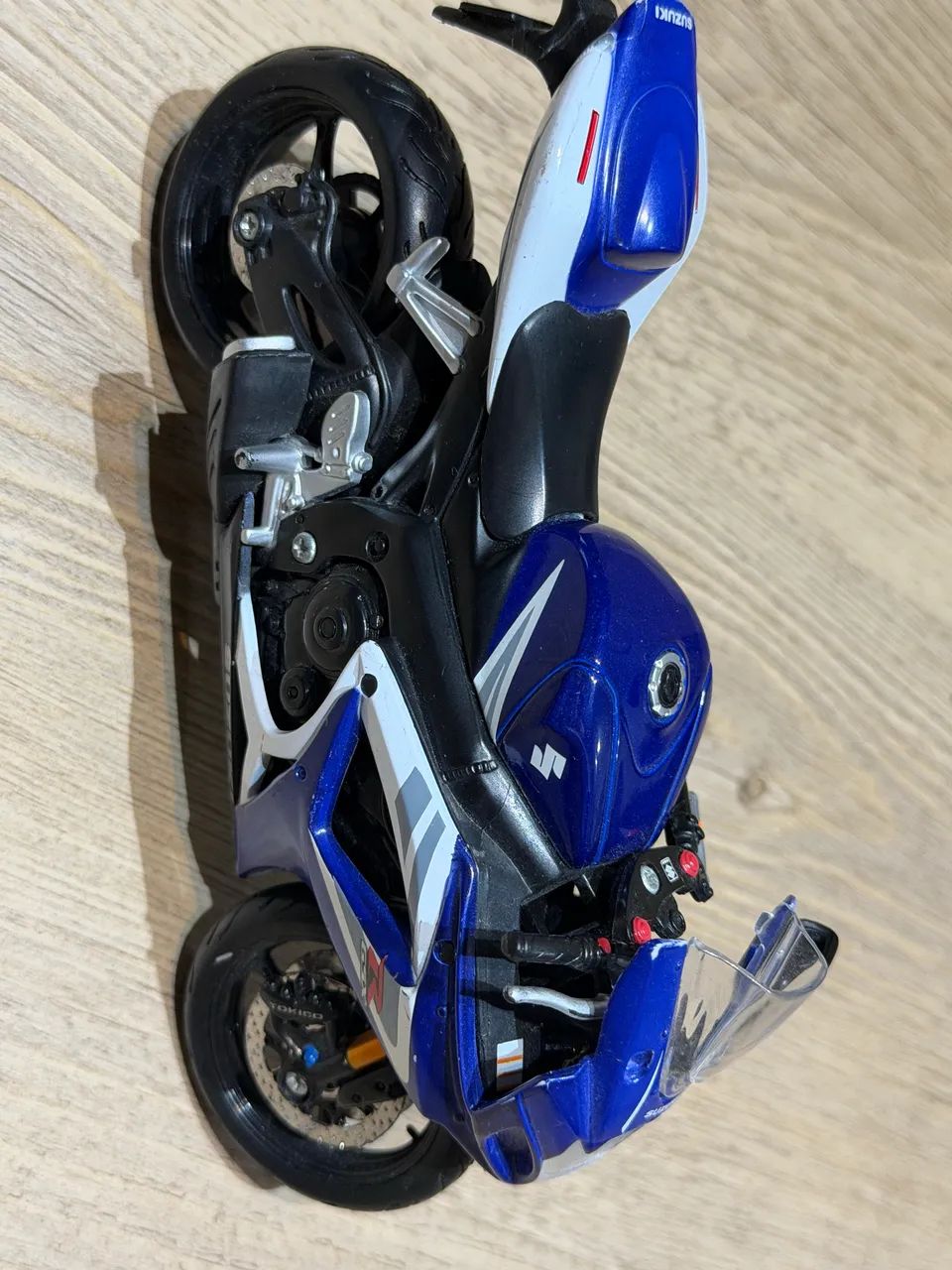Mini moto Suzuki gsxR 1:18 colecionável exclusiva  - Foto 3