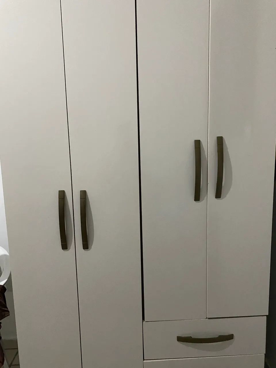 Guarda roupa 4 portas e 2 gavetas