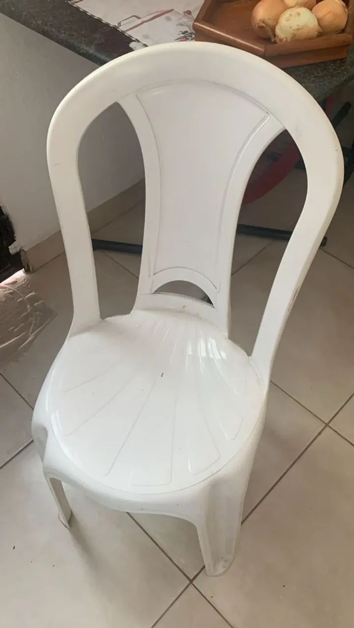 5 cadeiras de plástico Bem conservada para entrega ja 