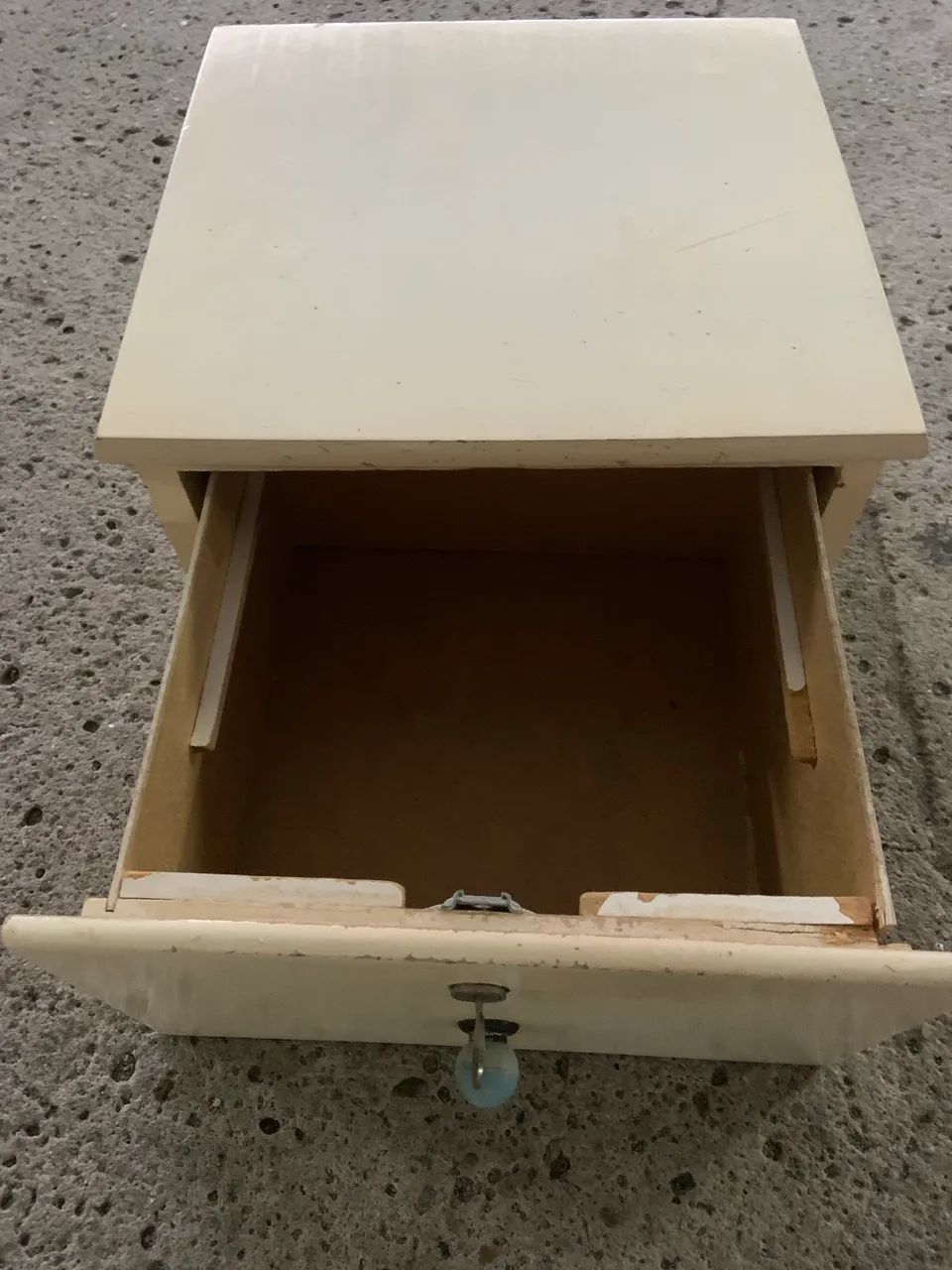 Caixa de madera esmaltada com chave e puxador 