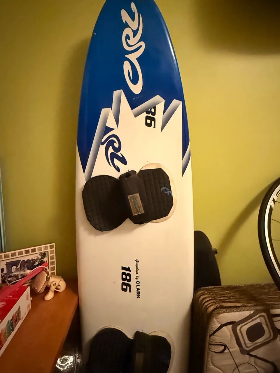 Prancha de Kitesurf 186 cm - Custom Carl - 5 Quilhas - Ideal para Iniciante