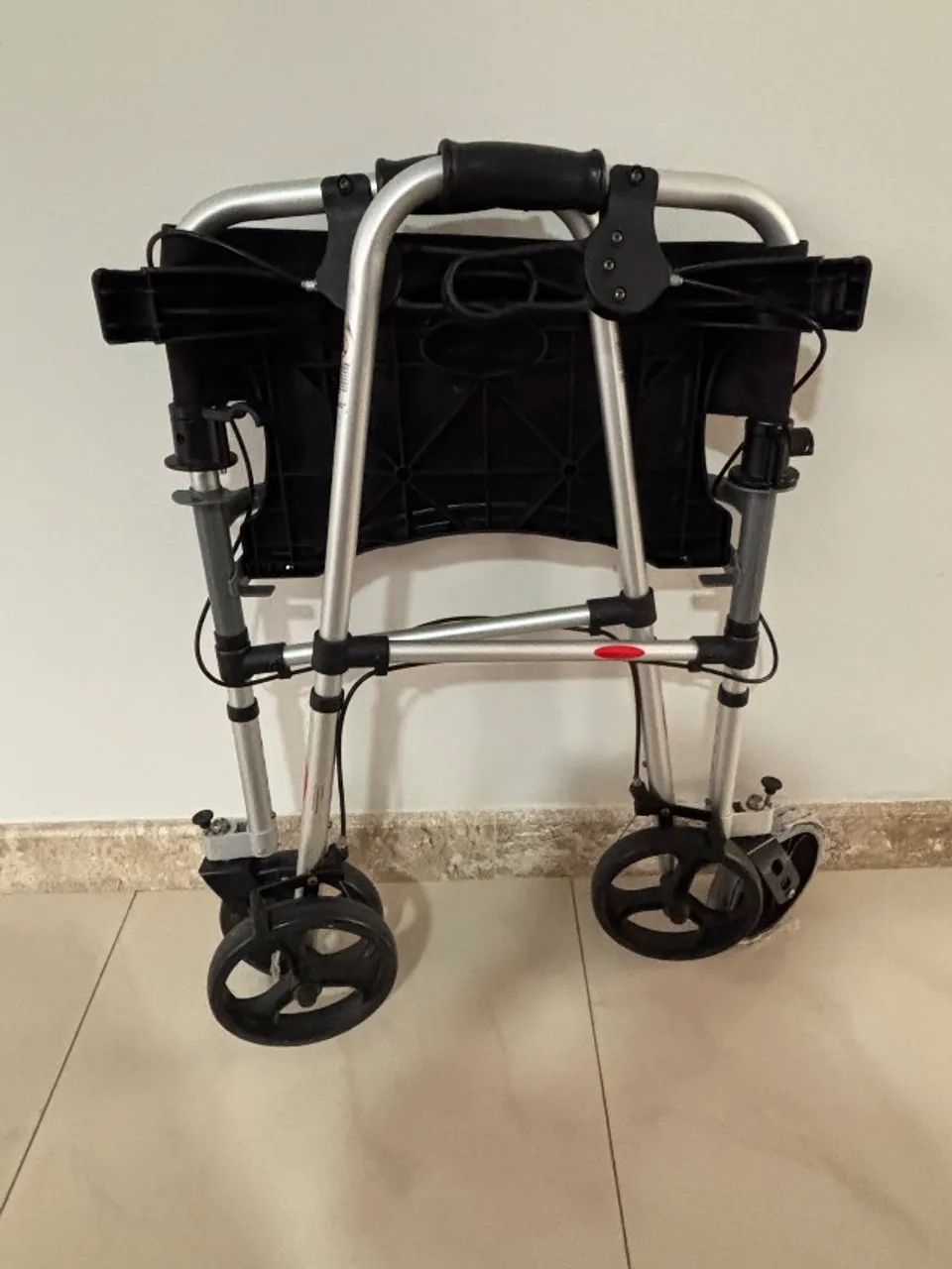 Andador com 4 rodas e assento - Foto 3