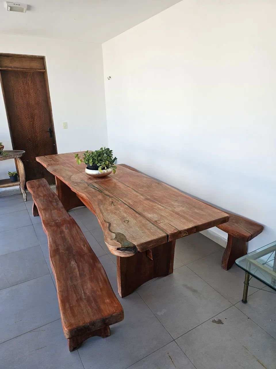 Mesa de madeira com 2 bancos laterais de 3 metroa - Foto 3