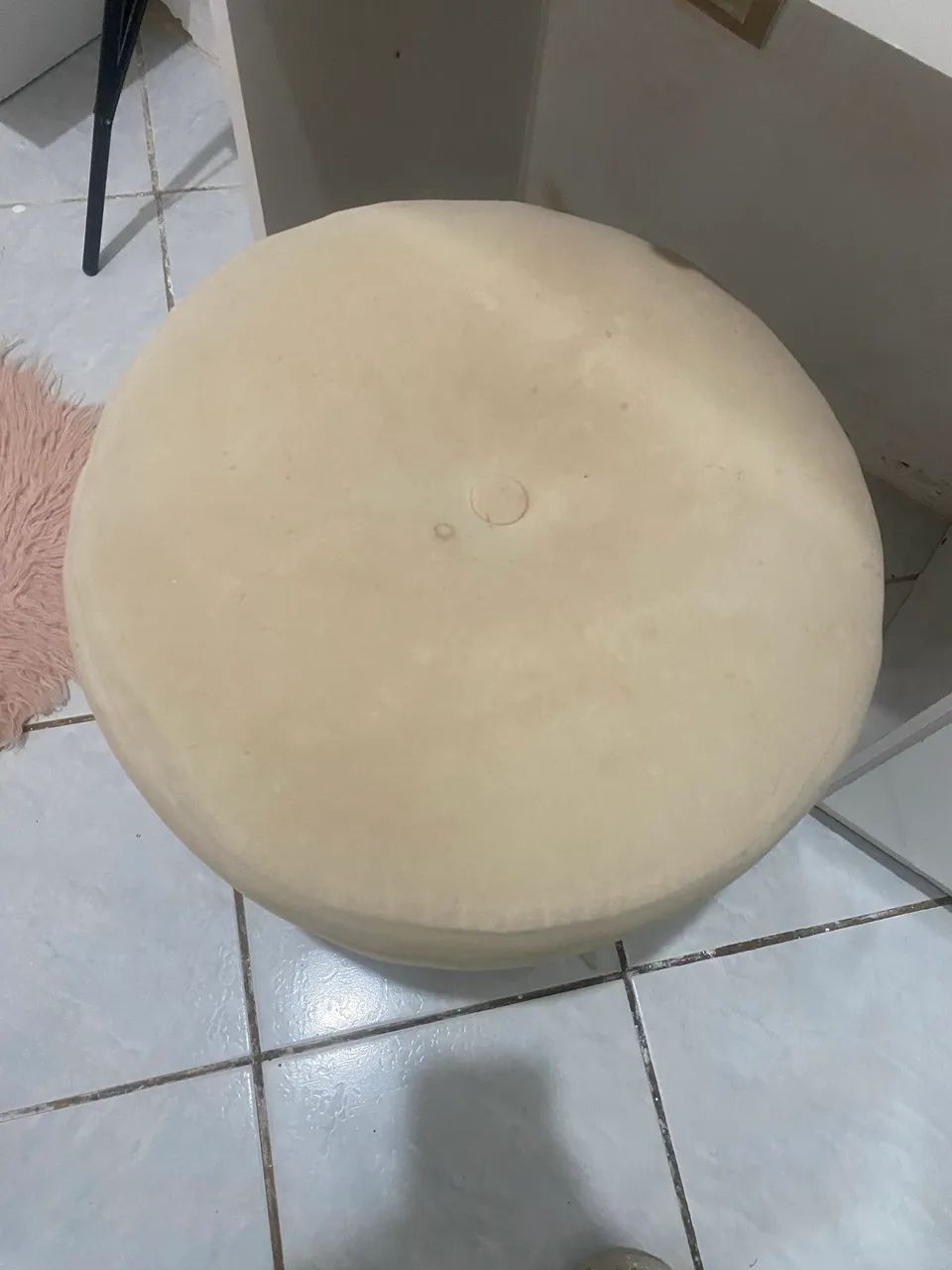 Pufe redondo bege com pés de madeira 65580474315009121
