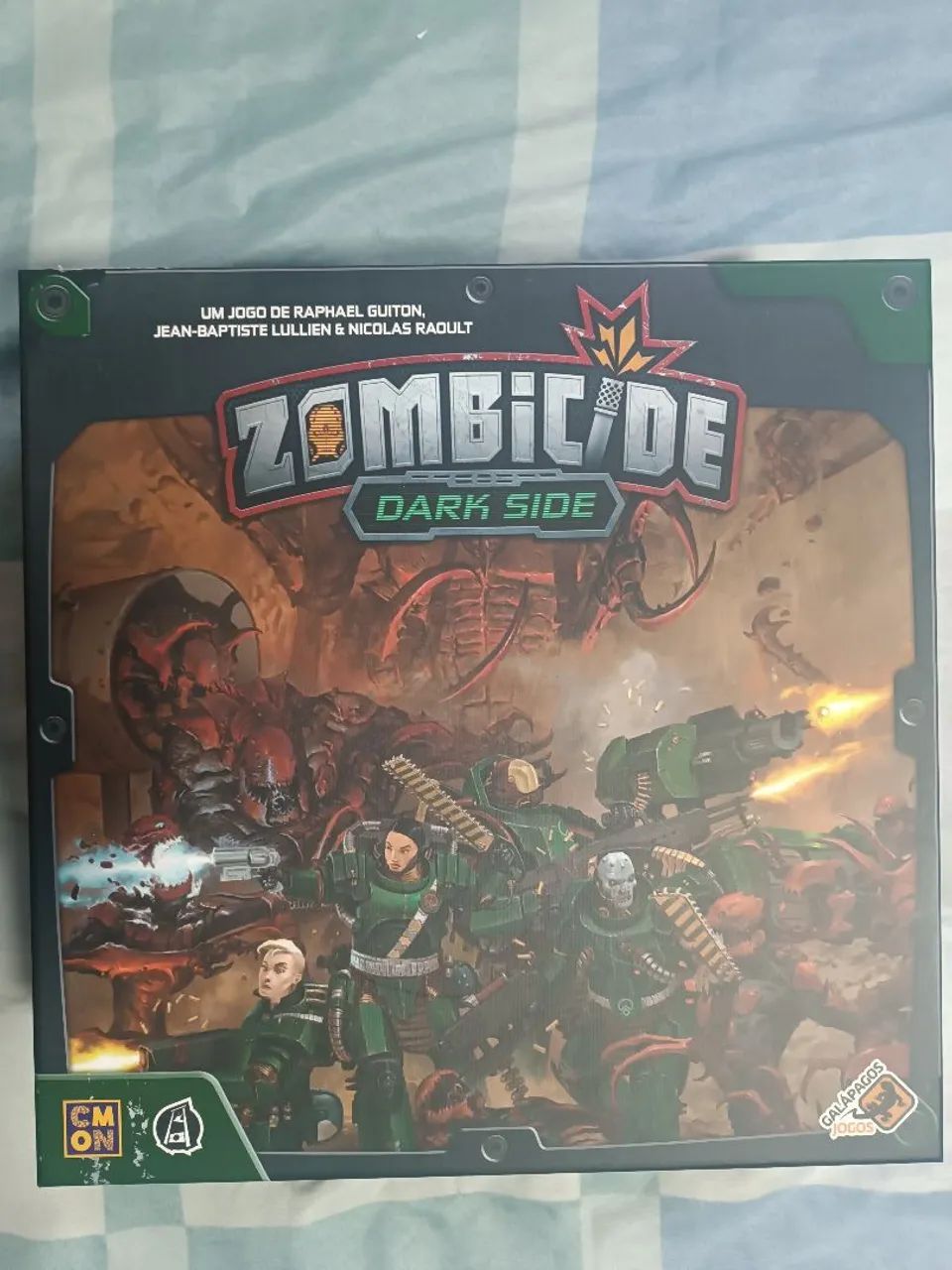 Zombicide Dark Side (Português) com organizador de Tokens e dados