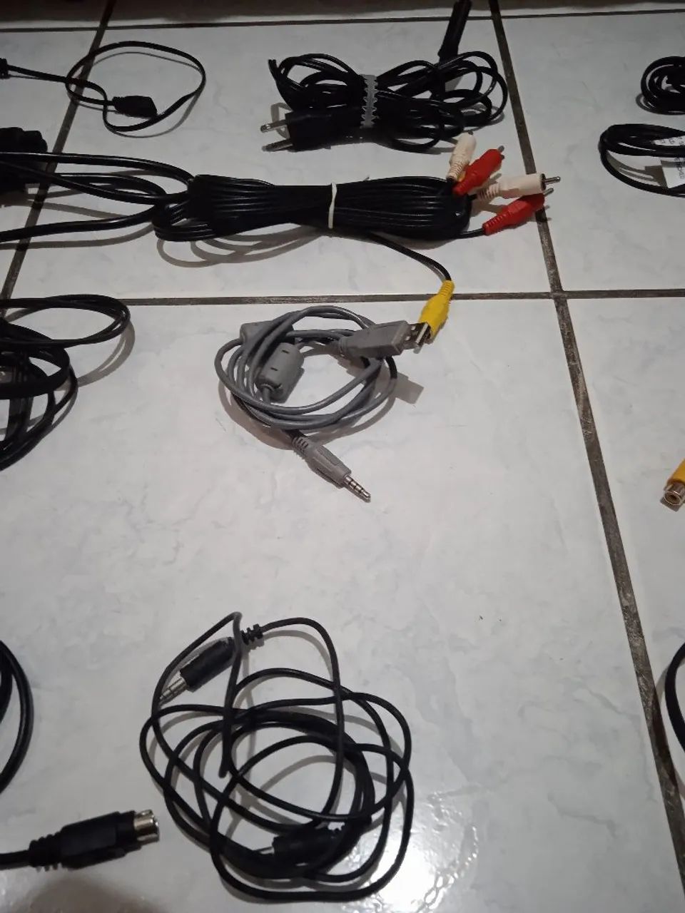  Vários cabos para conexão de aparelhos eletronicos - Foto 3