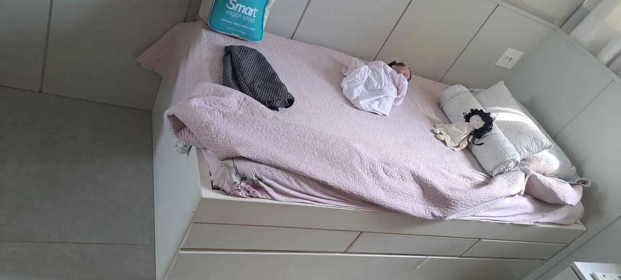 Vendo bicama com dois colchoes de solteiro. 0,97 cm de largura e 1,97 de comprimento 
