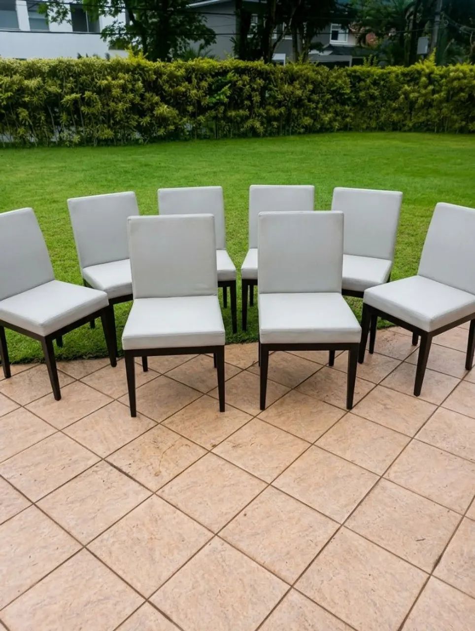 Mesa com  oito cadeiras estofadas ARRENDAMENTO  - Foto 2