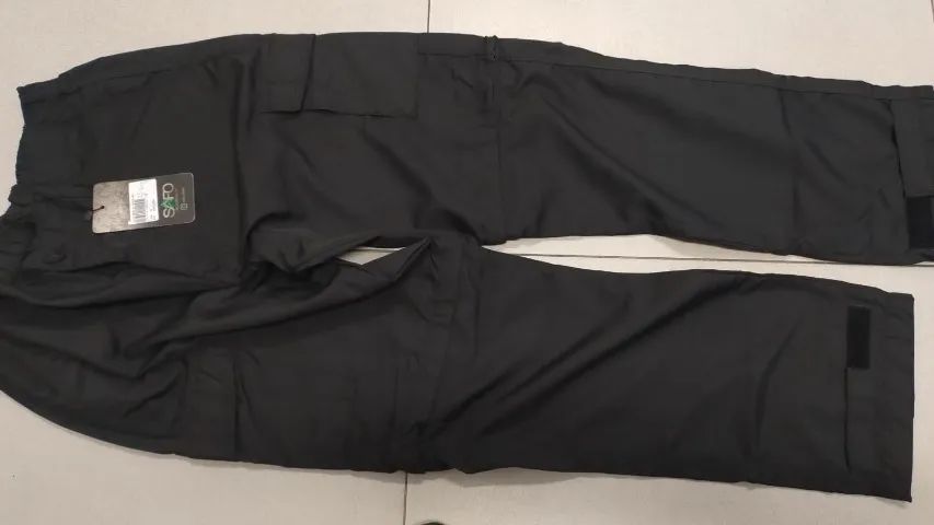 Calça tática preta, modelo tactel (tecido sintético) , transforma em bermuda, tamanho 42 - Foto 3