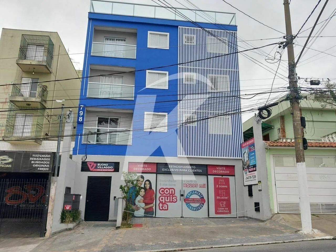 Apartamento com 2 quartos, sala, cozinha, banheiro e área de serviço.