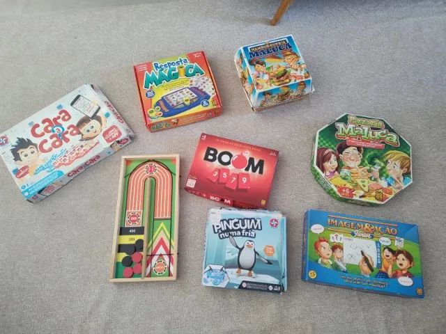 Vários jogos de tabuleiro infantil
