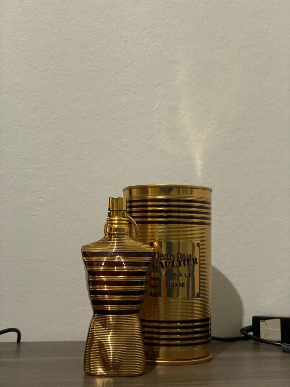 Frasco e lata lê male elixir vazios