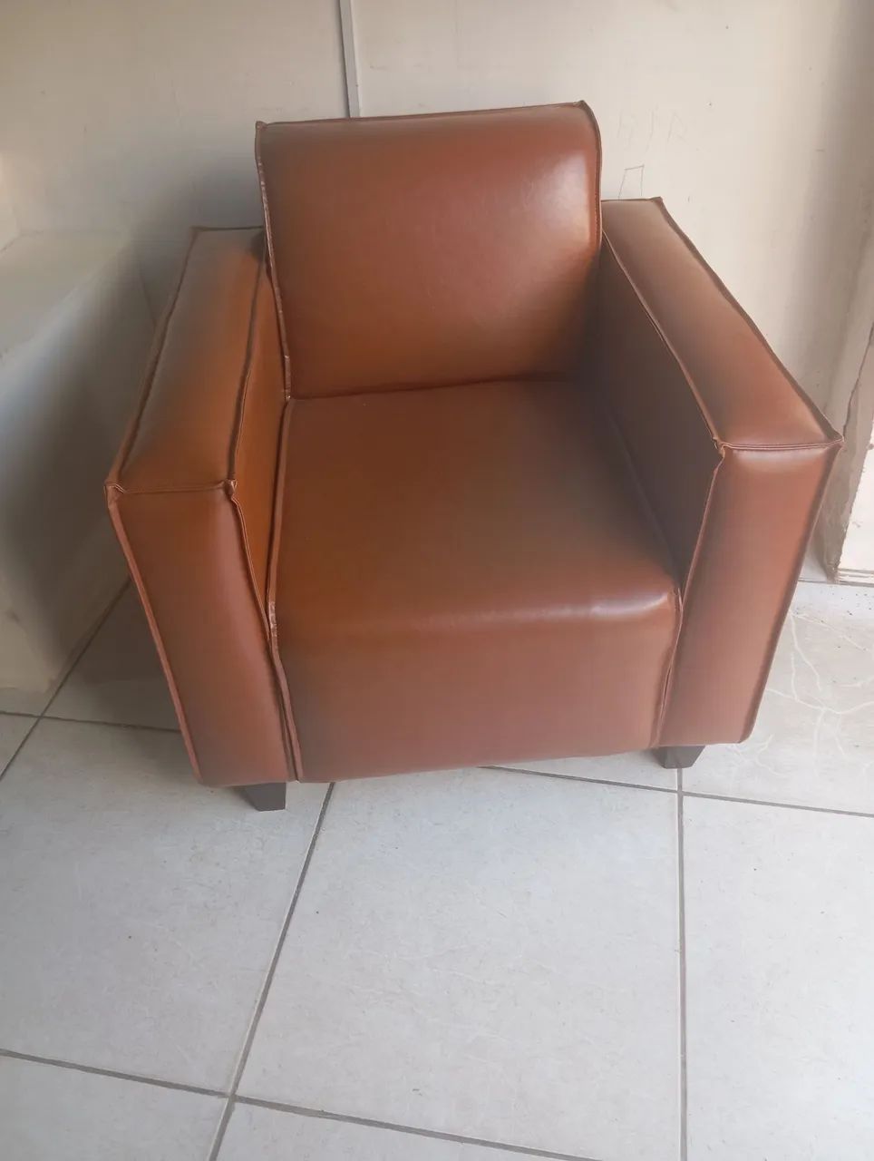 Poltrona em couro sinteco mega promoção 
