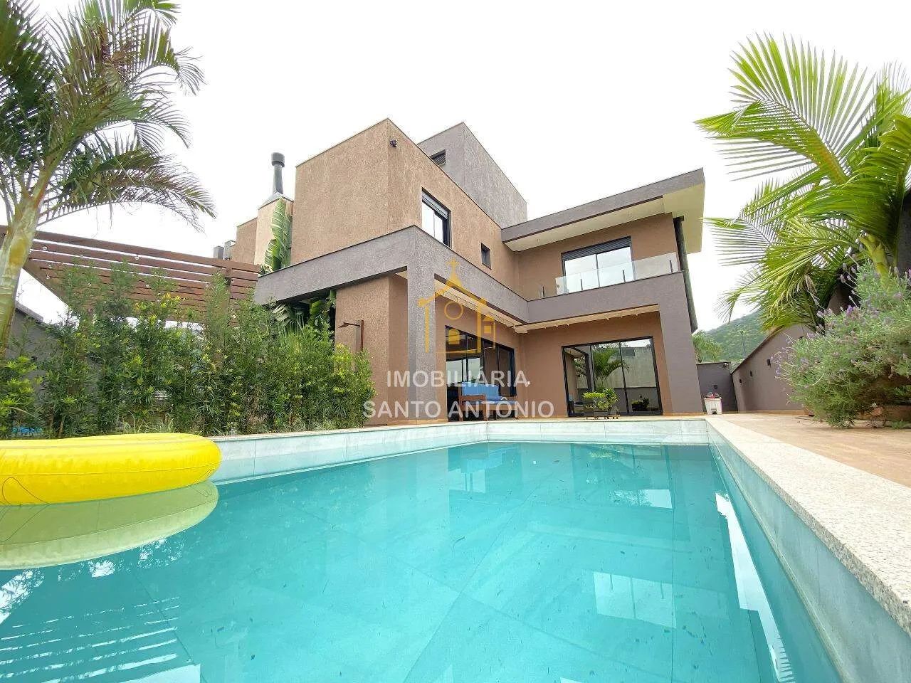 Casa em Condomínio fechado no bairro Vargem Grande.