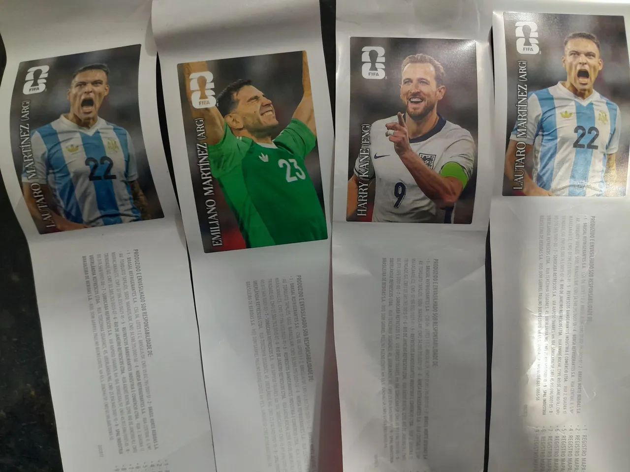 Lote 4 Figurinhas Coca-Cola Copa 2026 Originais no Rótulo (Kane + Dibu + 2 Lautaro) - Foto 2