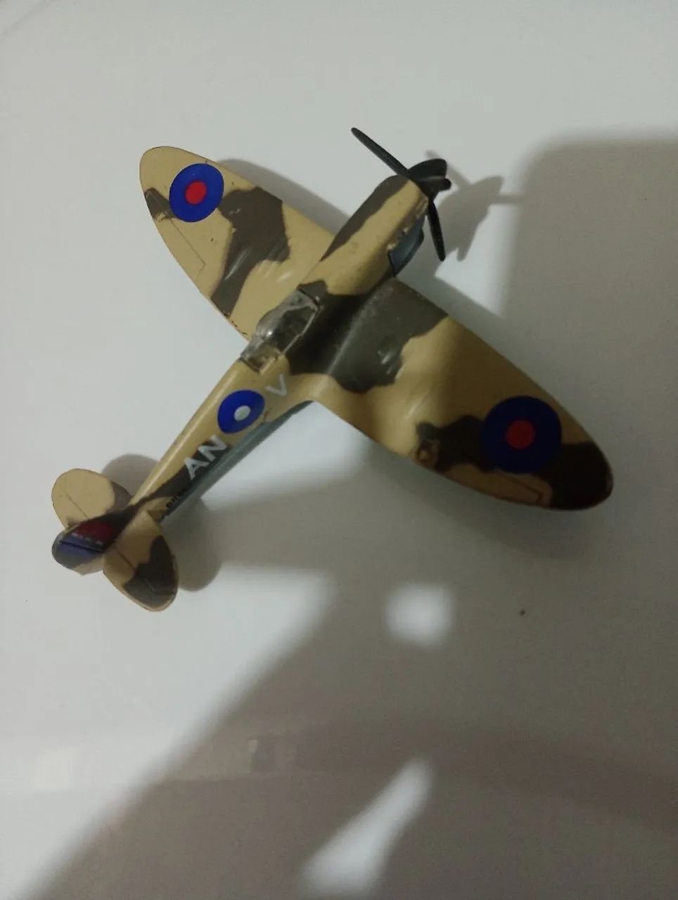 Miniatura de avião de guerra 