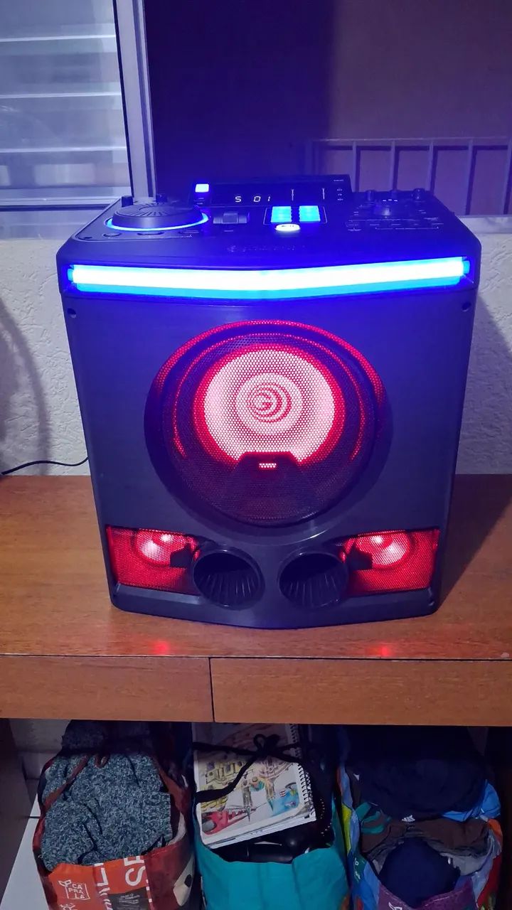 Vendo ou troco está caixa de som da marca gradiente.