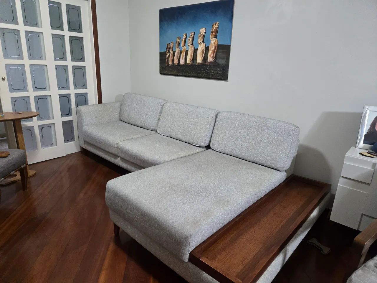 Sofá com chaise fixa
