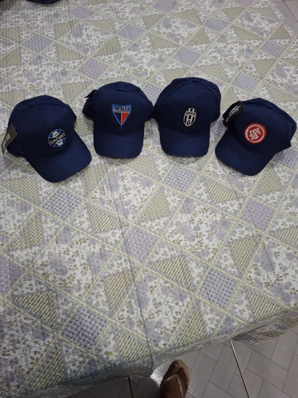 Vendo uma camisa do Botafogo e bonés  - Foto 3