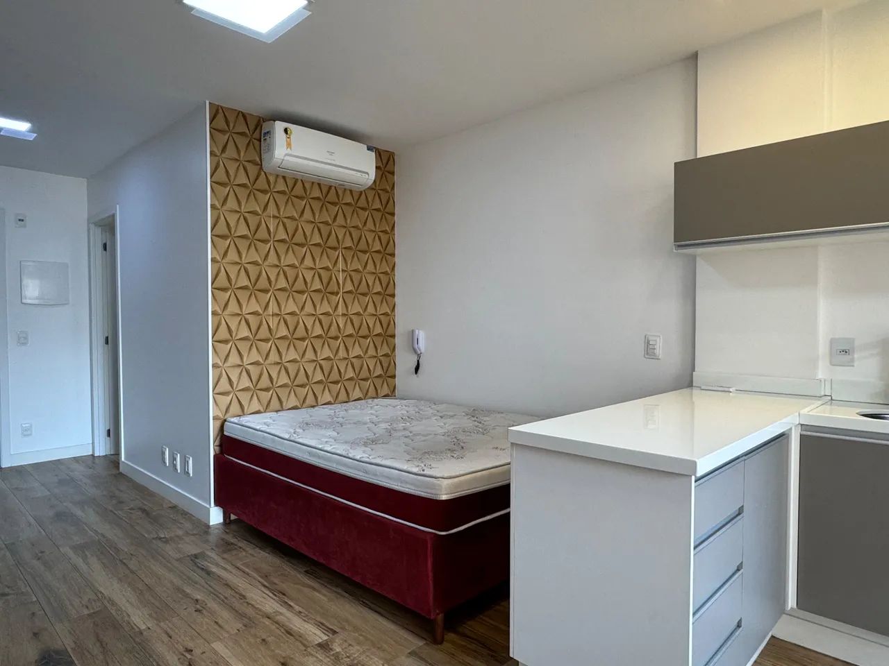 Studio mobiliado com varanda gourmet e vaga para locação - Foto 4