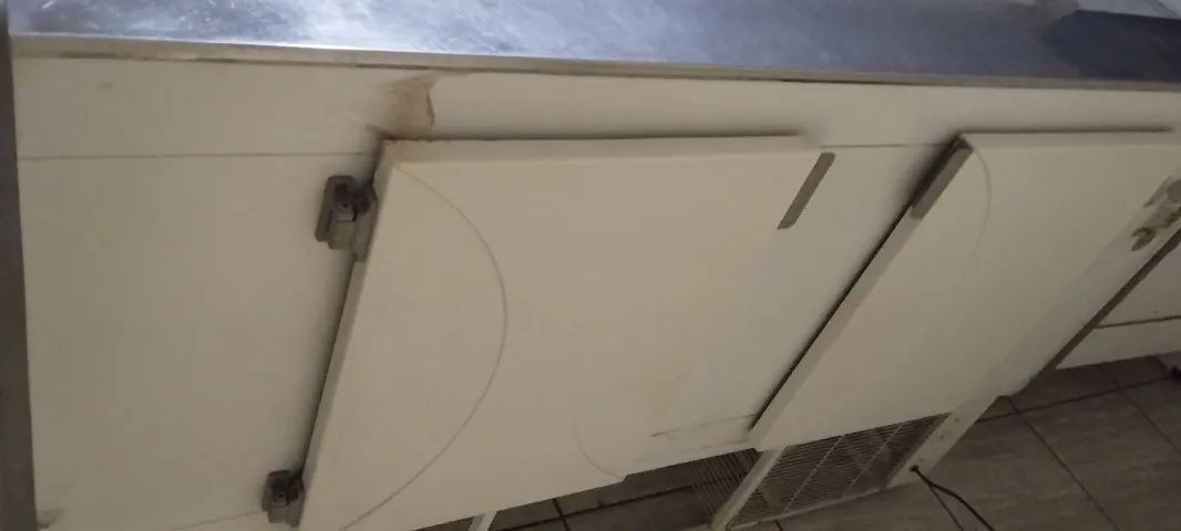 Balcão espositor 220 volts semi novo 