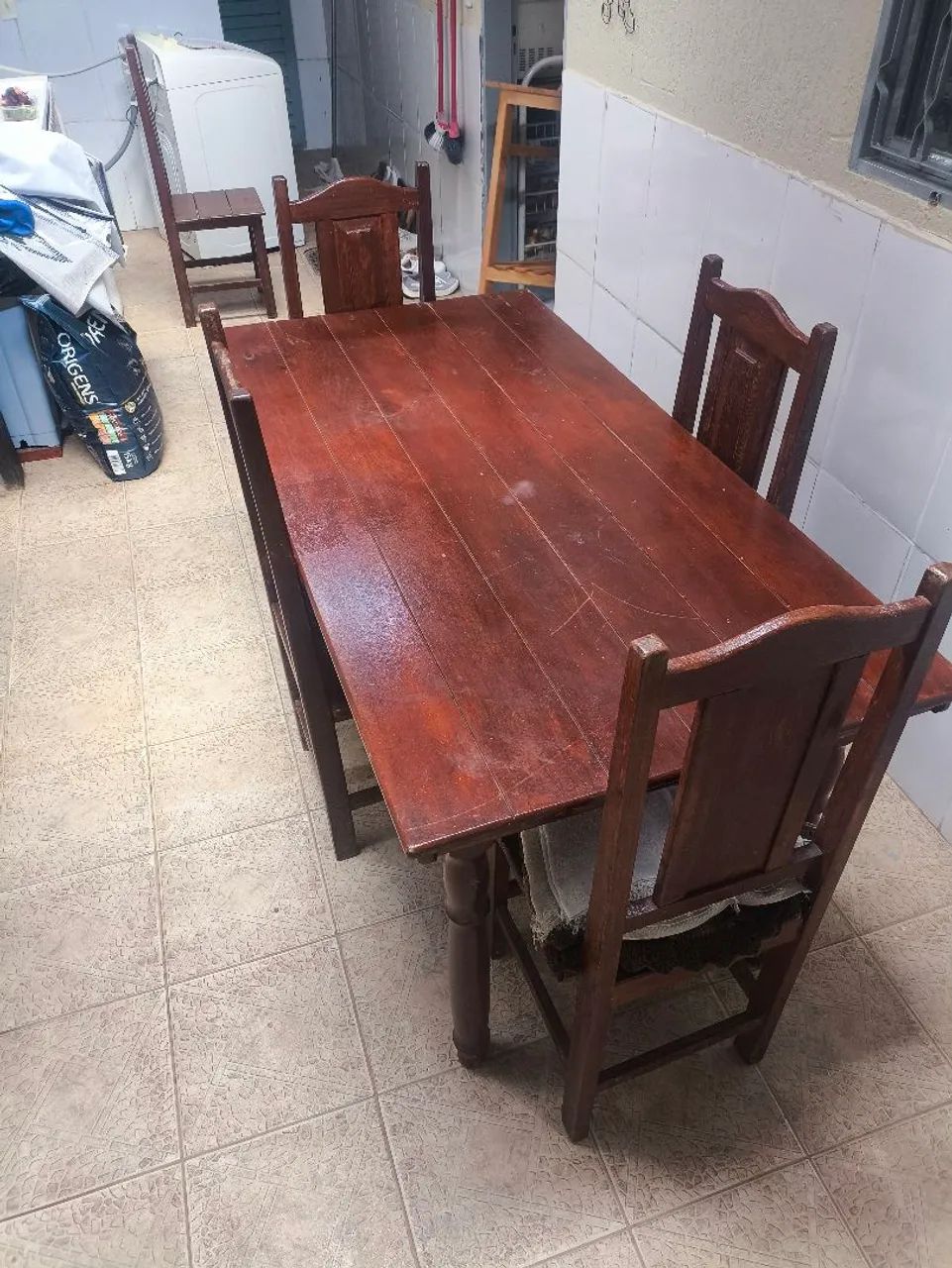 Mesa de madeira com 4 cadeira - Foto 2