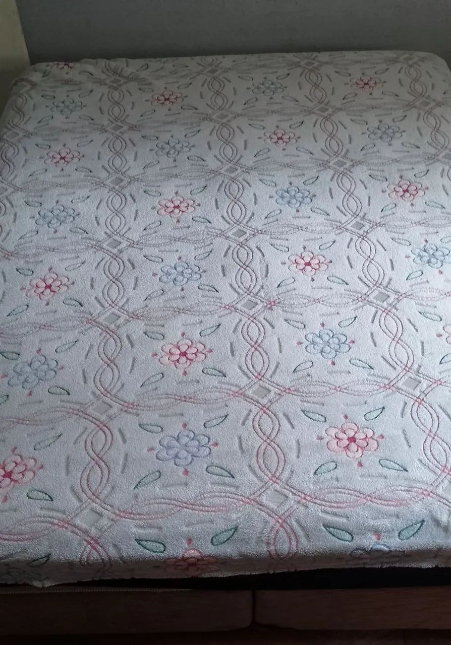 Cama box Queen com colchão 
