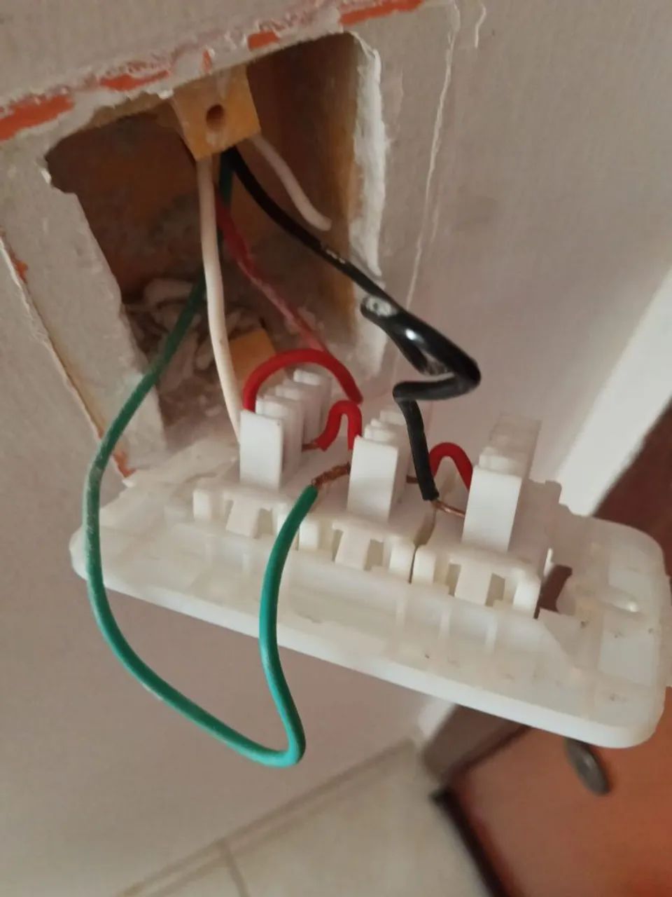 Eletricista residencial e predial.