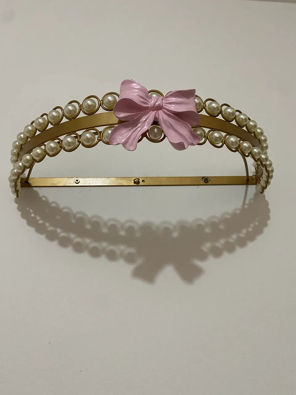 Dossel dourado de pérolas com laço 
