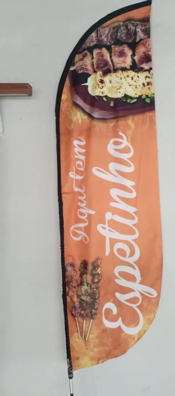 Vendo Flybanner com a frase: AQUI TEM ESPETINHO + HASTE DE ALUMÍNIO E BASE DE PLÁSTICO 