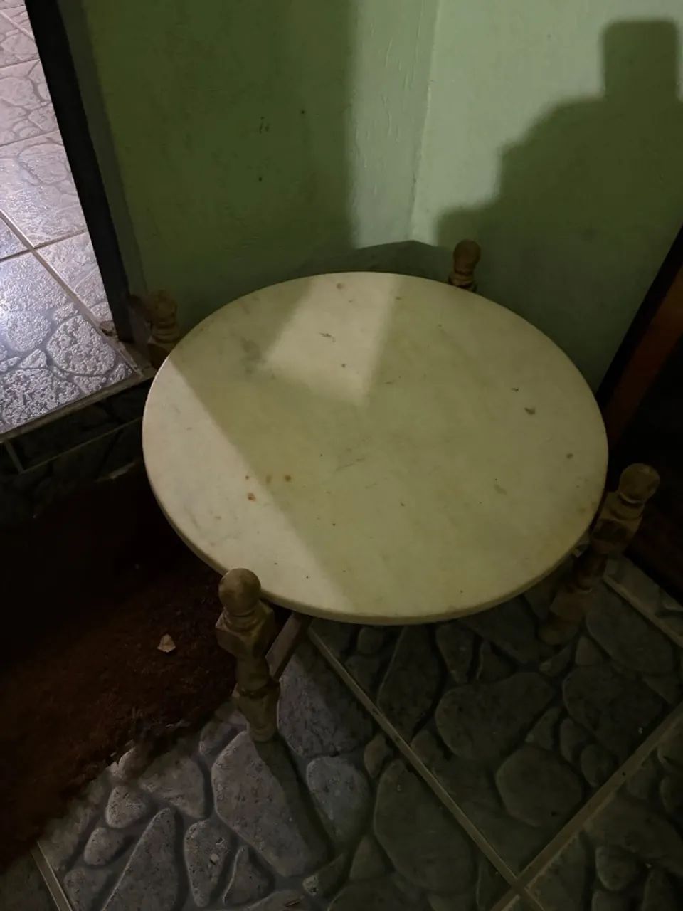 Mesa de centro em madeira com tampo de mármore branco - Foto 2