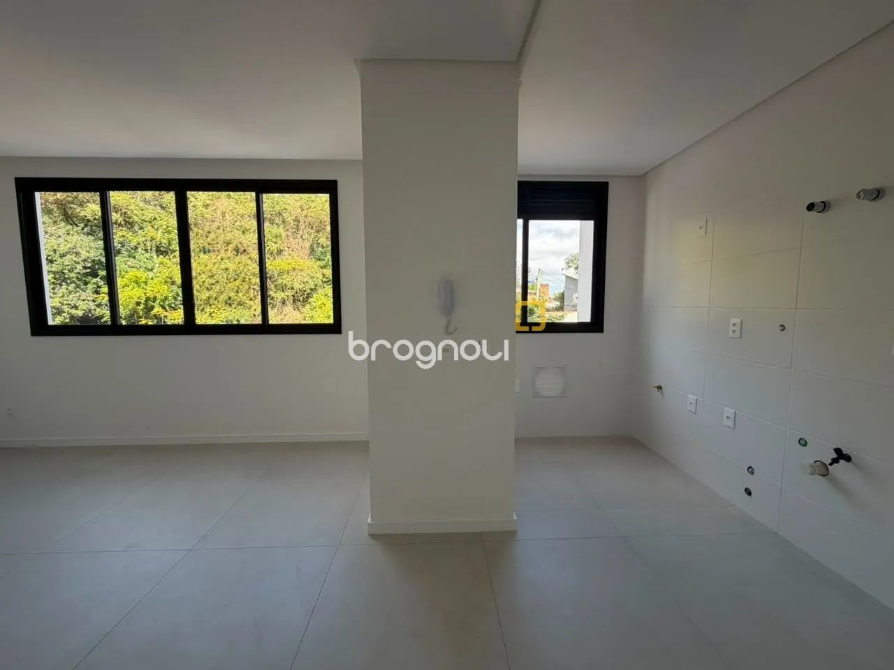 Apartamento de 02 dormitórios sendo 01 suíte em Coqueiros, Florianópolis/SC