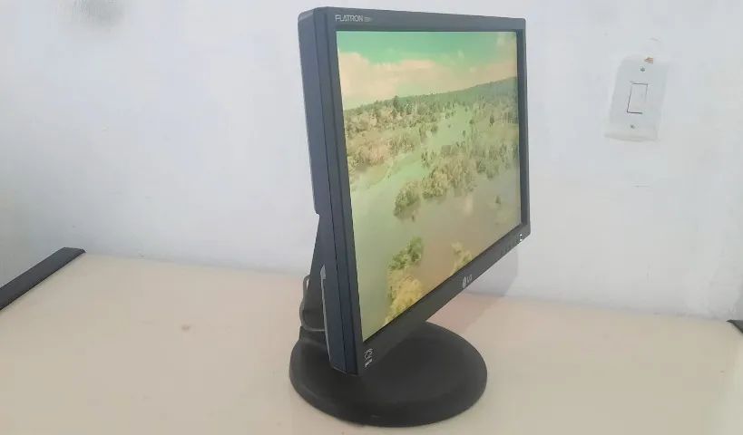 Monitor LG 20 Polegadas LED E2011 - Ideal p/ Trabalho e Estudos - Foto 3