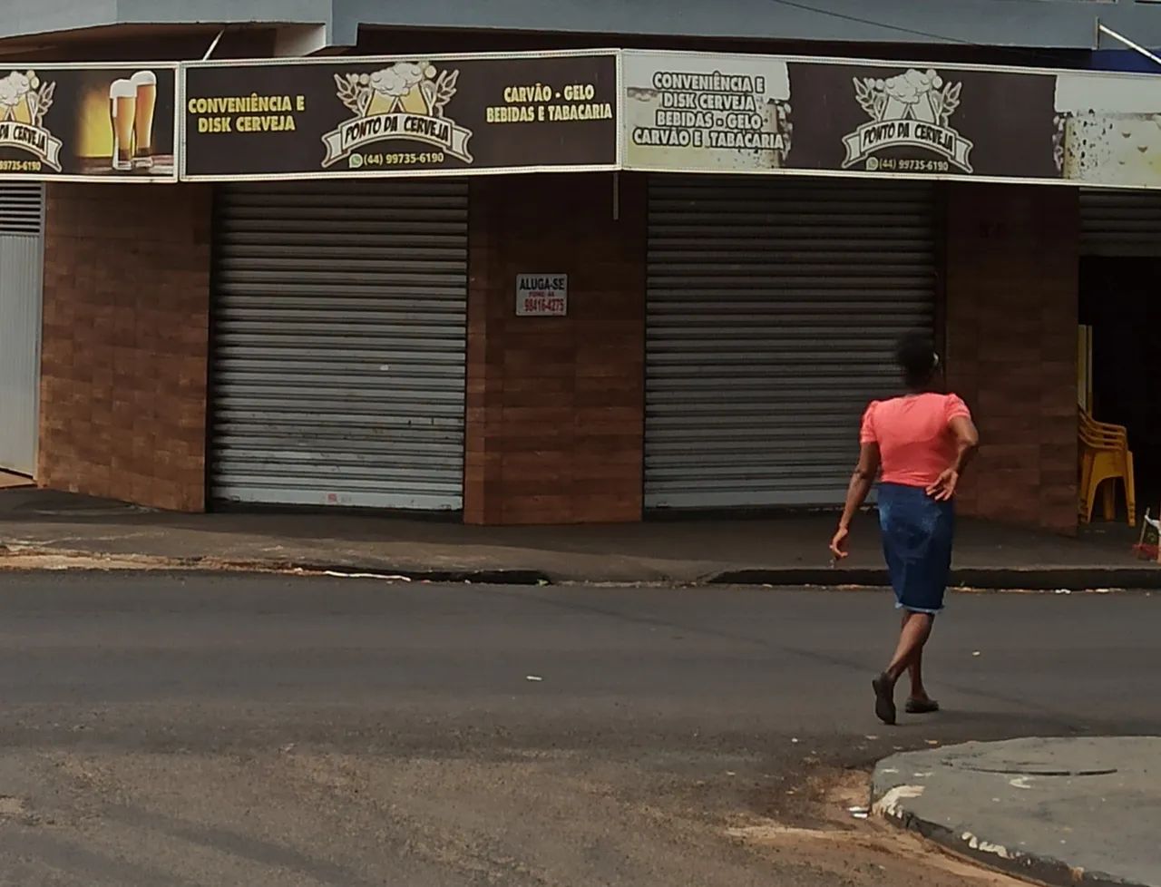 Aluga -se Salão de esquina 