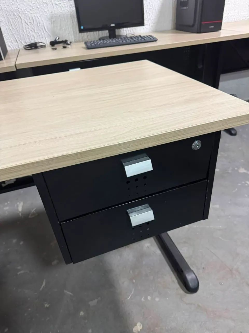 Mesa de Escritório com Gavetas e Chave - Foto 5