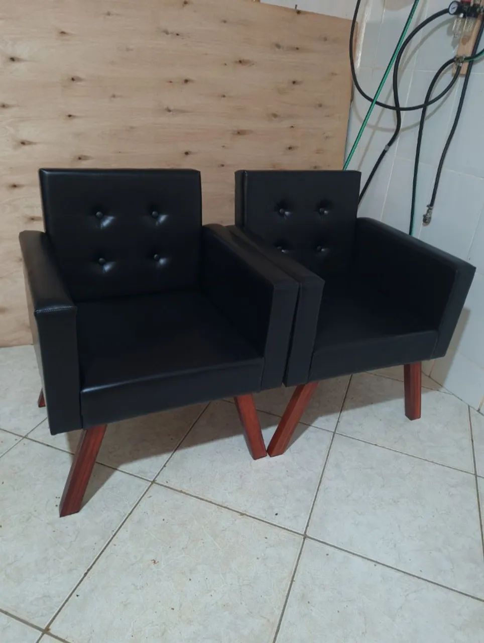 Poltrona revestimento sintético 