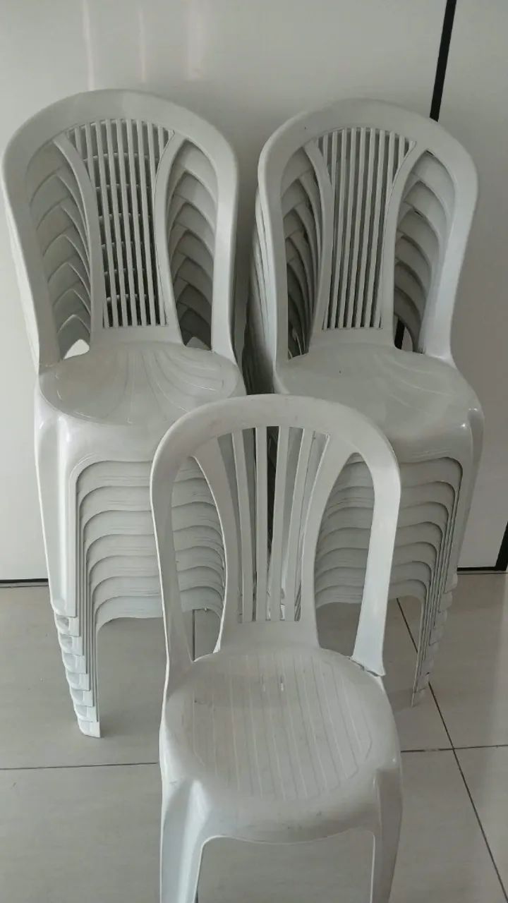 Conjunto 17 cadeiras de plástico - avariadas no braço