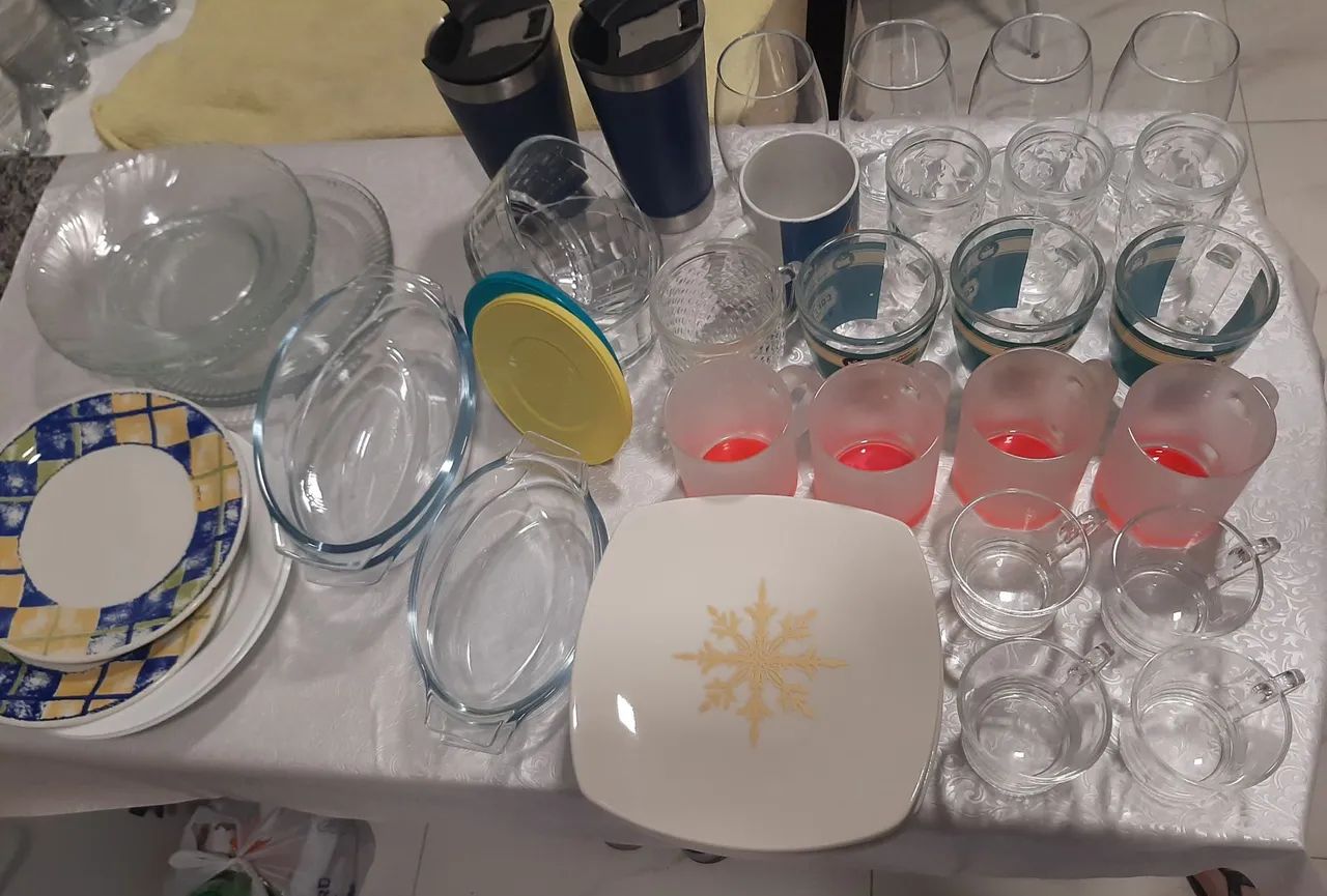 Vendo conjunto de pratos xícaras e copos, pouco usados. Ganhe de brinde 2 copos de ínox.