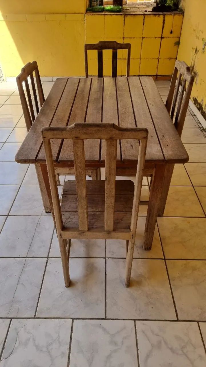 Mesa de Madeira Maciça com 4 Cadeiras - Ideal para Restauro