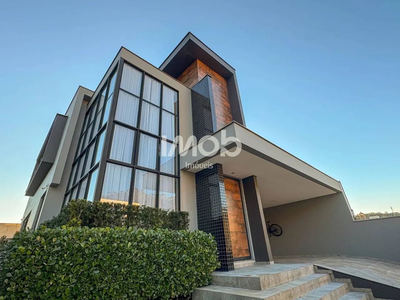 CASA COM 2 SUÍTES + 2 QUARTOS - AMIZADE