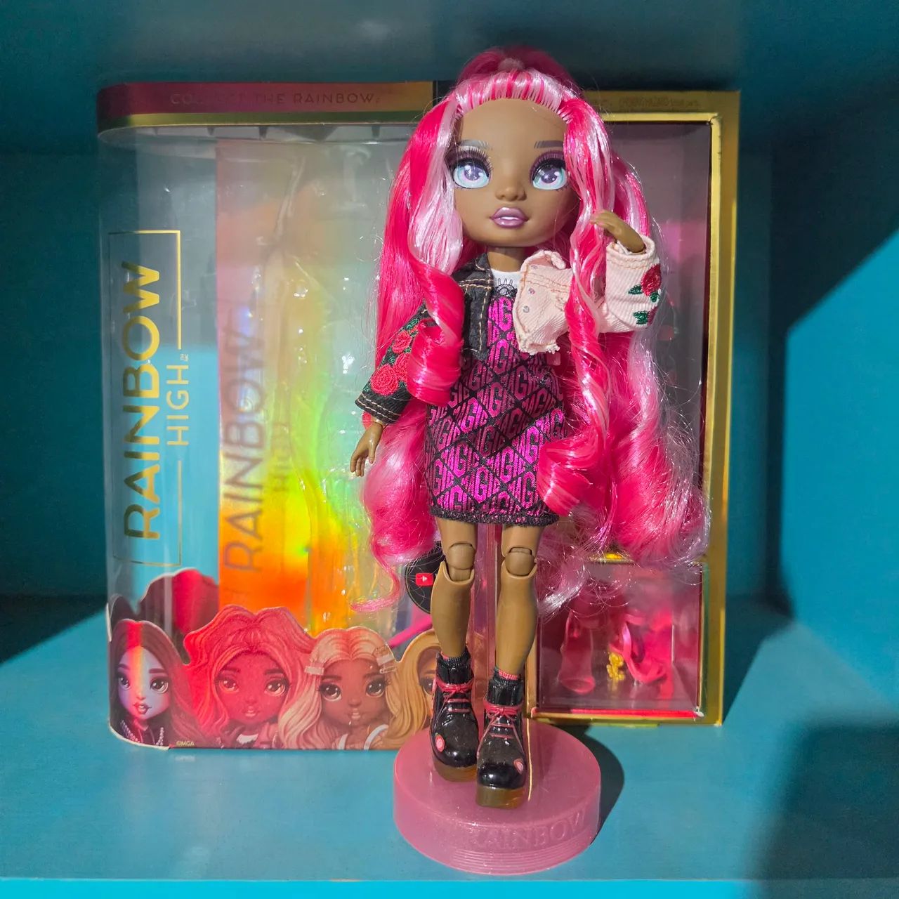 Boneca Daria Roselyn Rainbow High Completa com Caixa