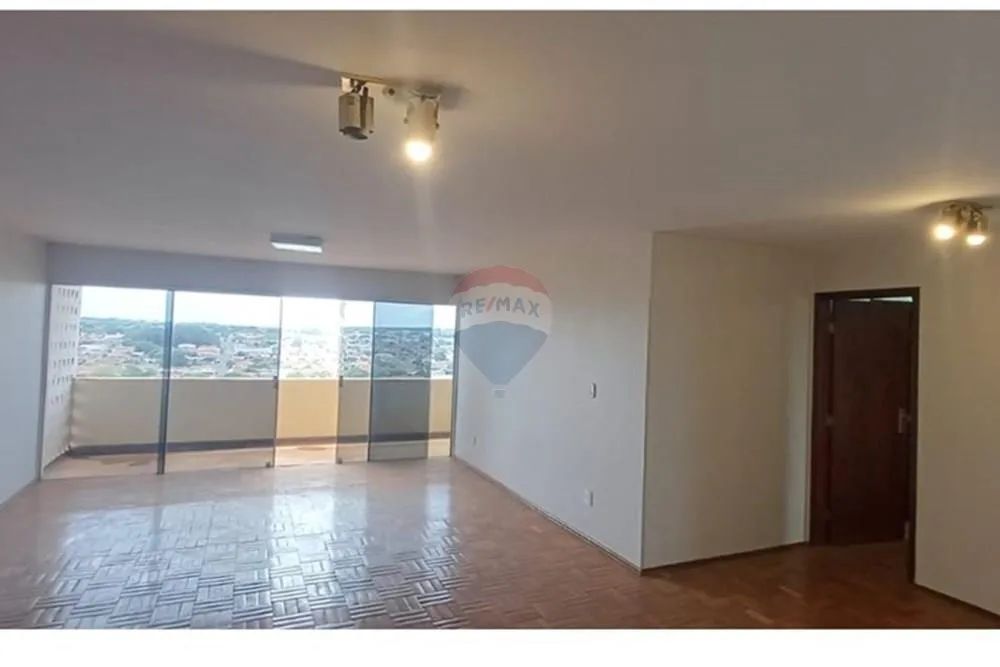 Apartamento À Venda, Com Quatro Quartos No Centro Em Ituiutaba - MG.