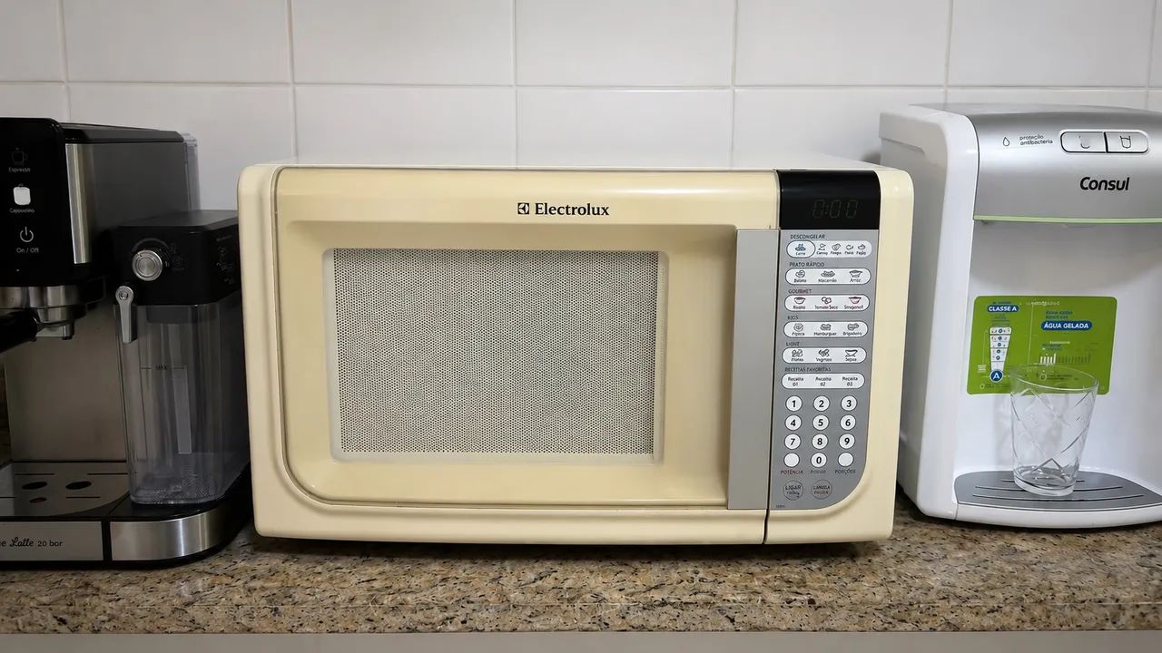 Microondas Eletrolux branco 31 L  - Foto 2