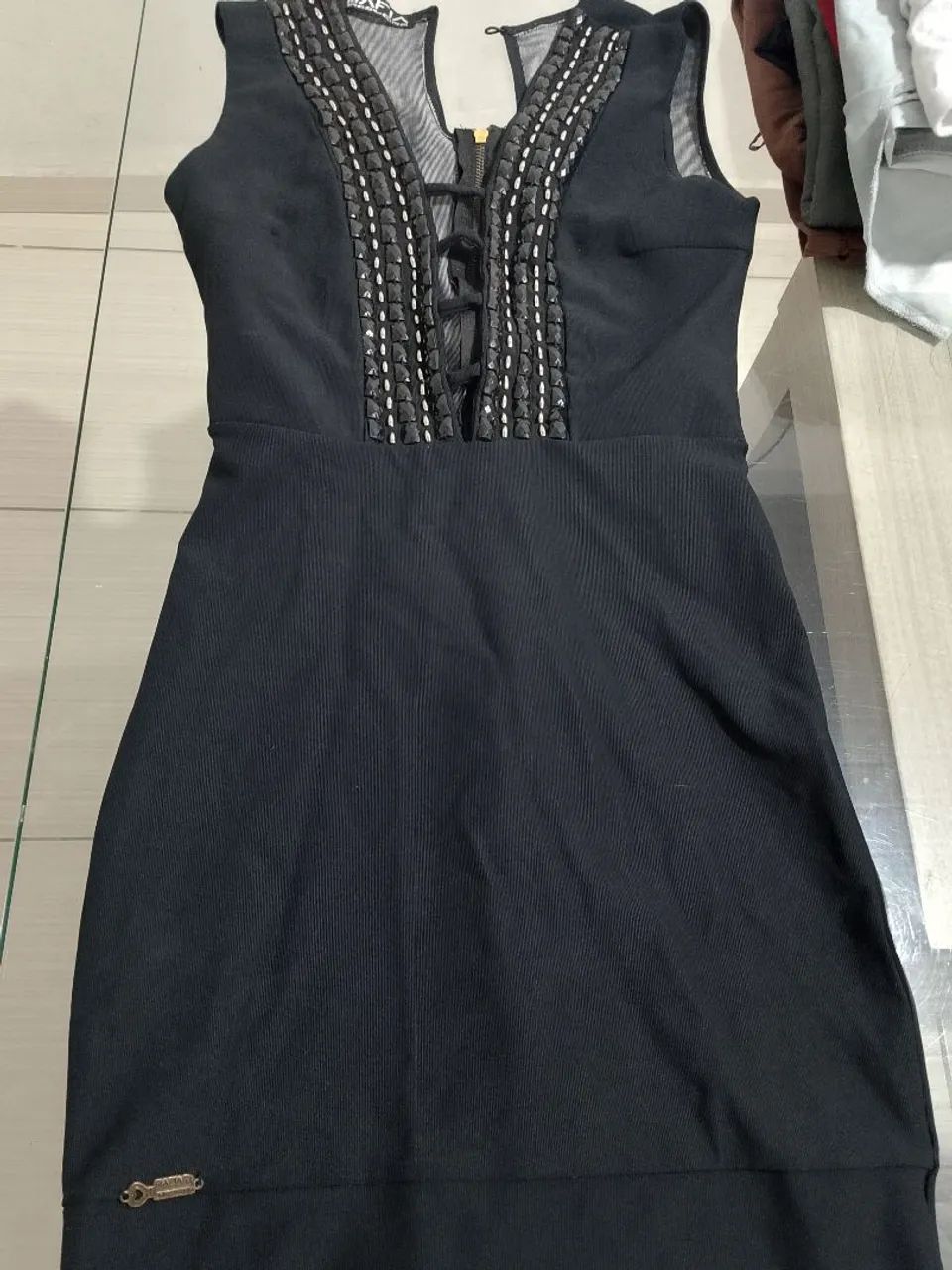 Vestido Preto com Pedraria e Decote 