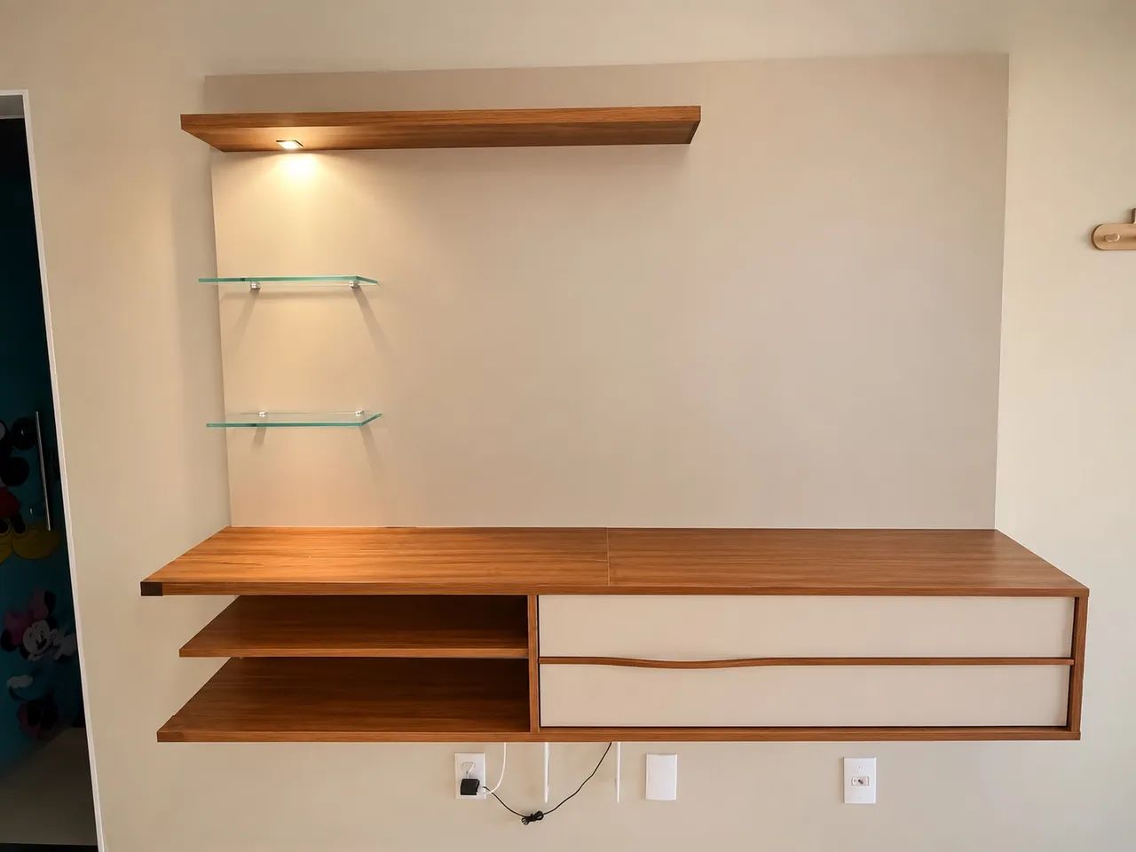 Painel + mesa com 4 cadeiras - Foto 3