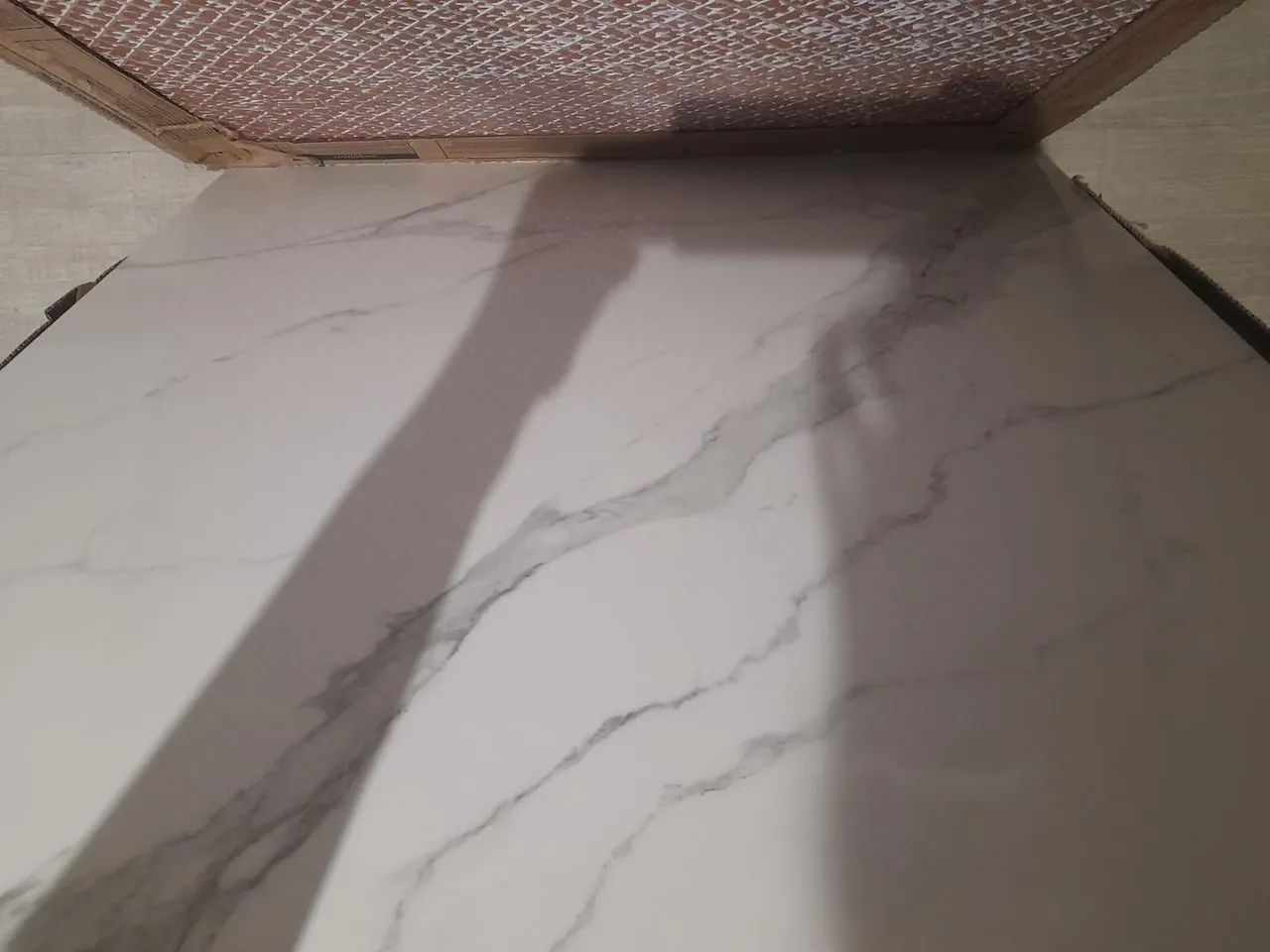 Piso de cerâmica estilo mármore escuro polido e retificado 81x81 - Foto 6