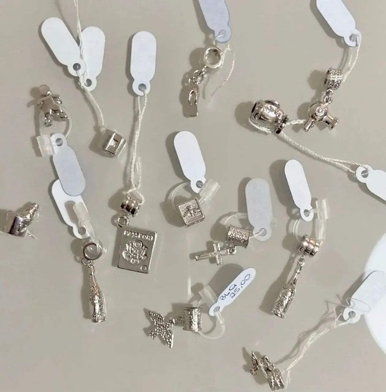 Kit com 5 berloques banhados no ródio branco