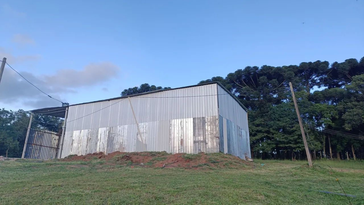 Barracão de 240m2 com banheiro pe direito de 5mt com patio - Foto 3