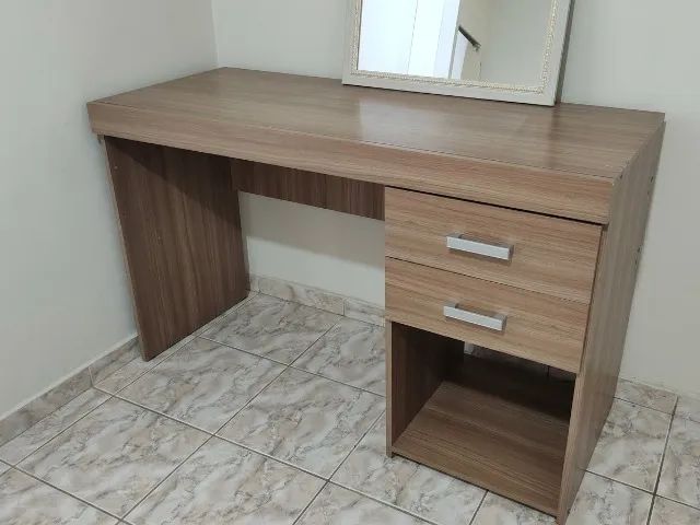 Excelente escrivaninha com gavetas e porta-objetos - Foto 2