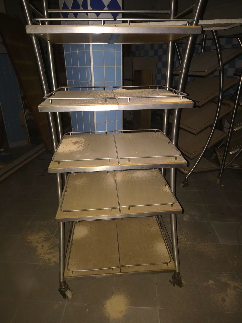 Estante Expositora Inox - 5 Prateleiras com Rodízios
